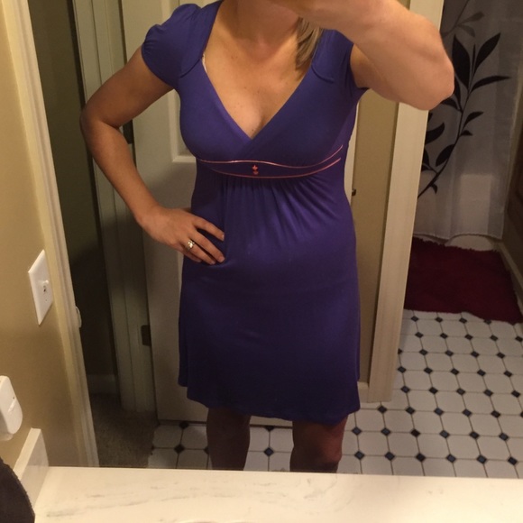 Adorable v-neck purple dress with pink accents