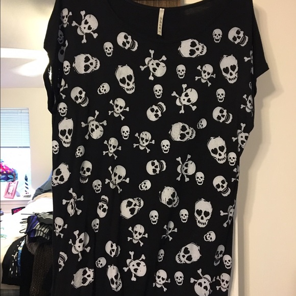 Skeleton front Tshirt/Tunic (in the middle)