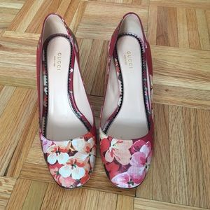 Gucci Blooms print pumps