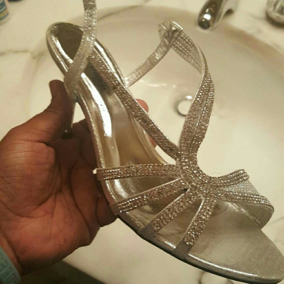 Silver heels - Picture 2 of 3