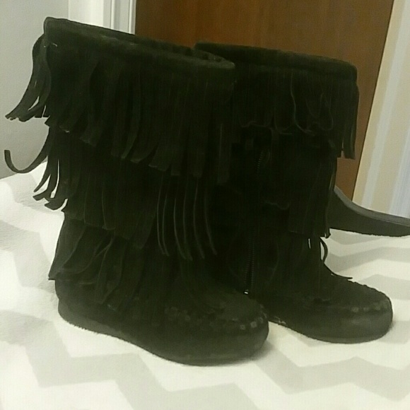 Adorable fringe style black boots!