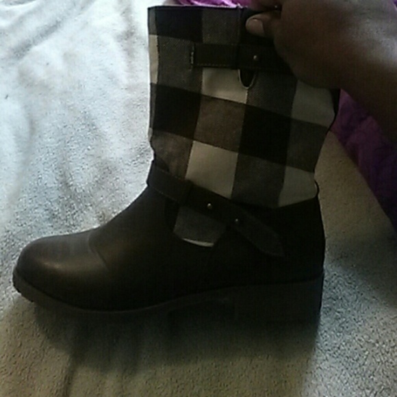 Boots - Picture 4 of 4