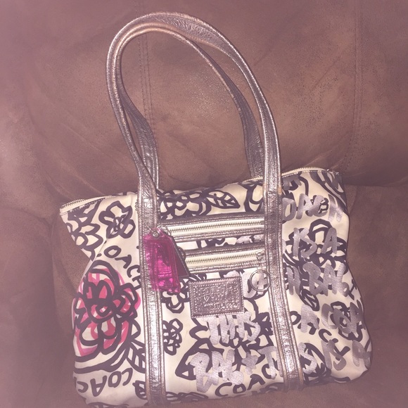 Beautiful rare floral coach purse 👛😊😊😊