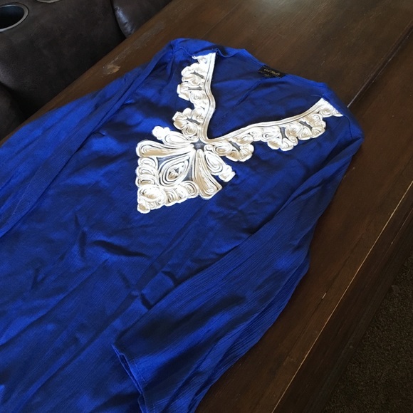 Beautiful flowing top-Blue and White - Picture 3 of 3