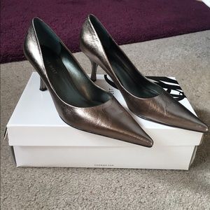 Nine West Nuncio pump in dark gold.