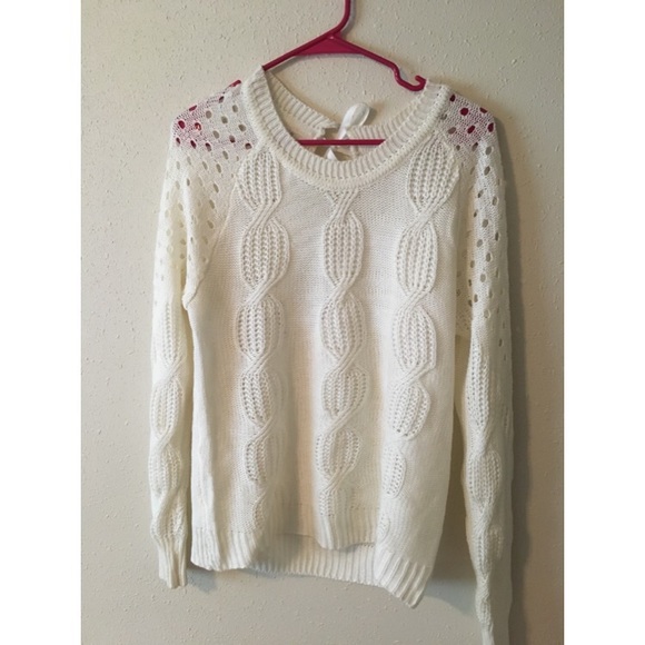 🎀Cozy white sweater with bow!🎀