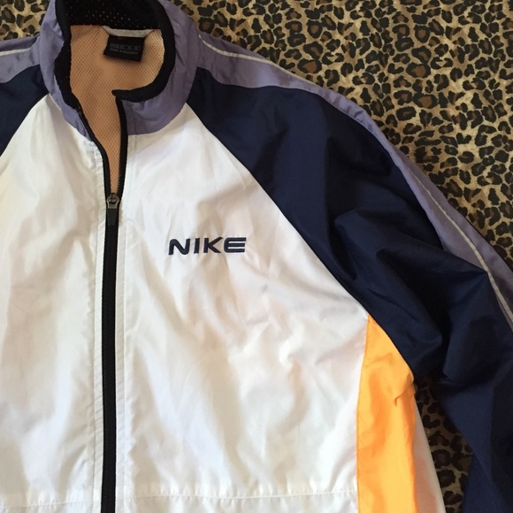 ❌❤️SOLD❤️❌Women's NEAT NIKE jacket sz. M 💜 - Picture 2 of 4