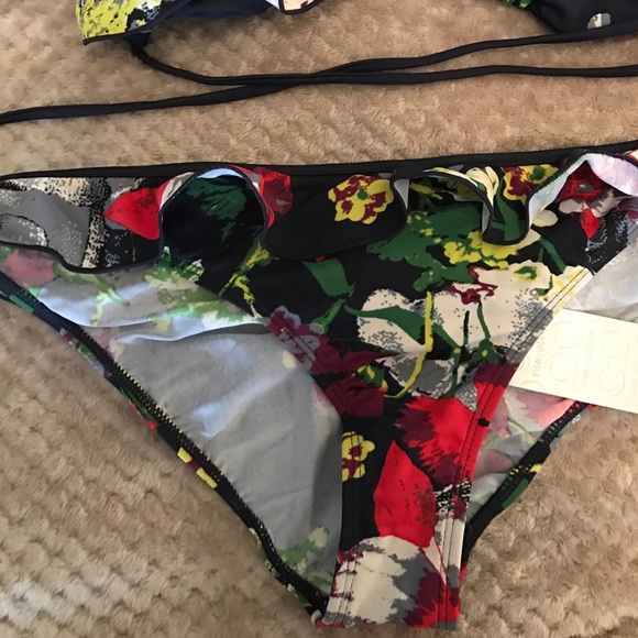 NWT Ruffled Bikini - Picture 3 of 4