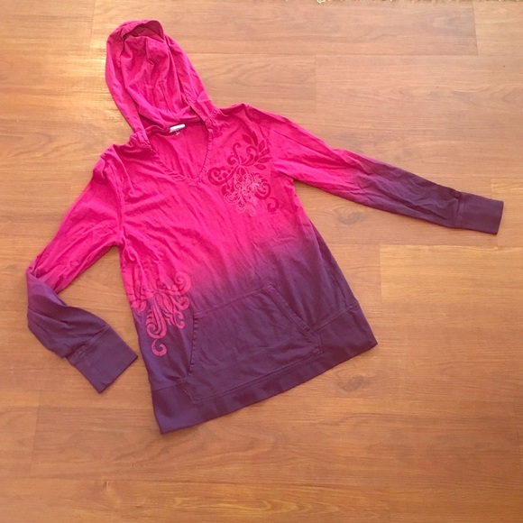 Light weight long sleeved hooded shirt