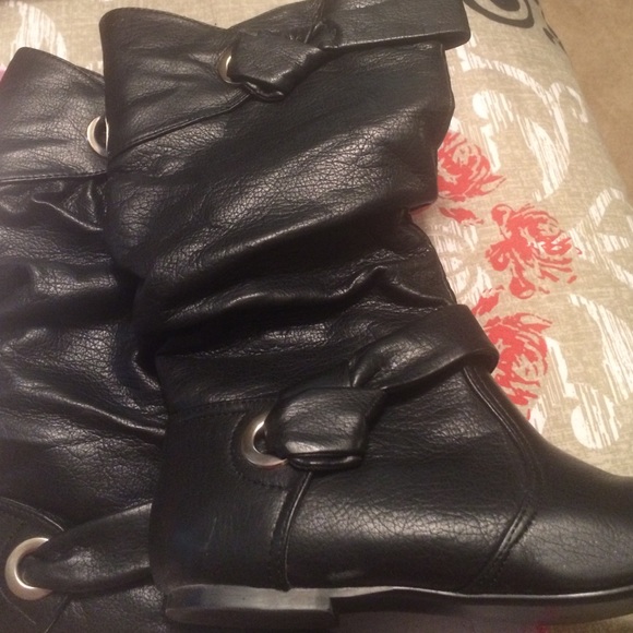 Black flat boots