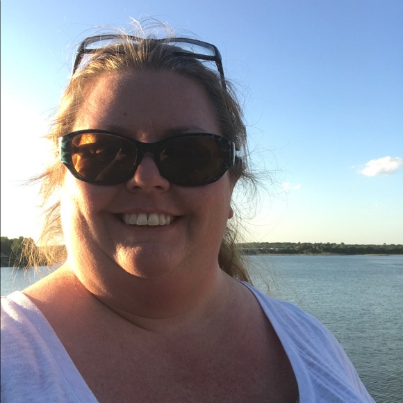 Meet your Posher, Tina - Picture 2 of 3