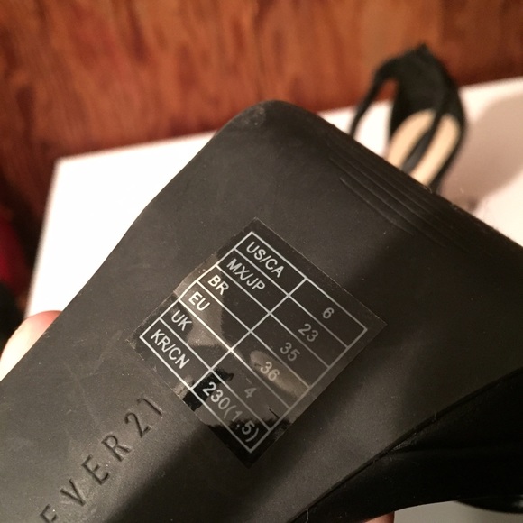 Strap heels - Picture 2 of 2