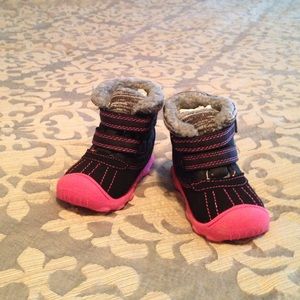 Carter's snow boots- new size 4