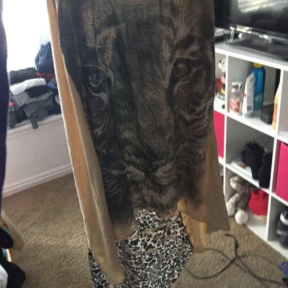 Back lace lion shirt