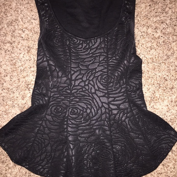 Black fitted razor back tank! Formfitting!
