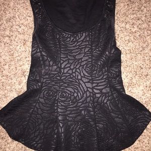 Black fitted razor back tank! Formfitting!