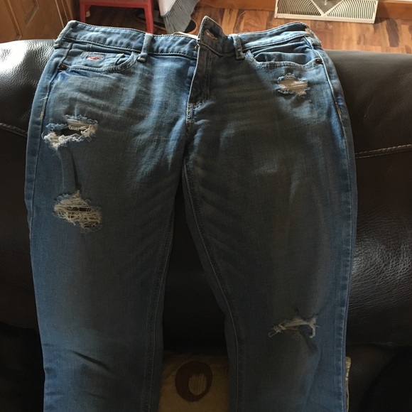 Hollister 5S 27 x 31. Like new, distressed jeans.