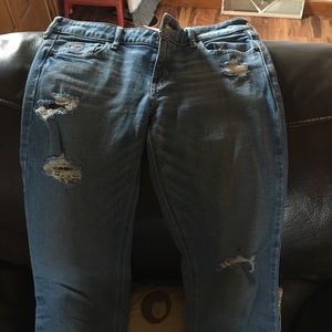 Hollister 5S 27 x 31. Like new, distressed jeans.
