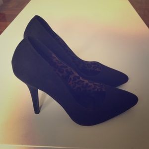 Brand NewClassic Black Pumps with Leopard Detail