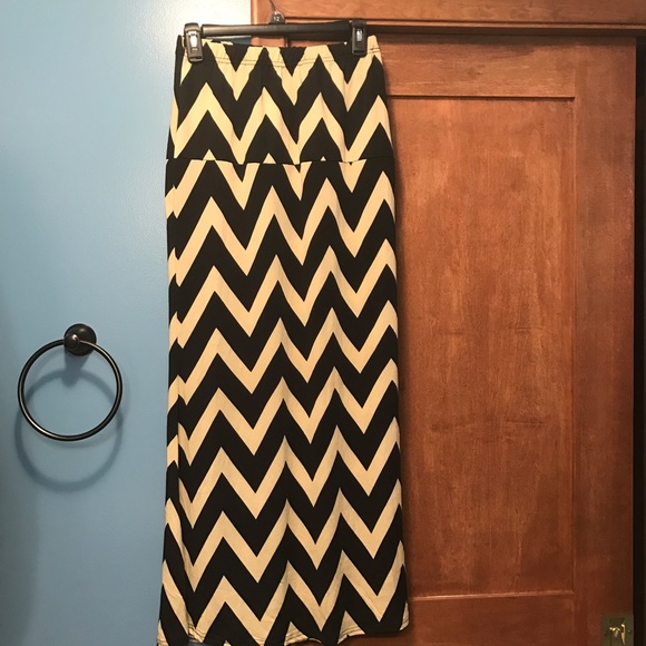 ✅SALE✅ Black and cream chevron maxi skirt