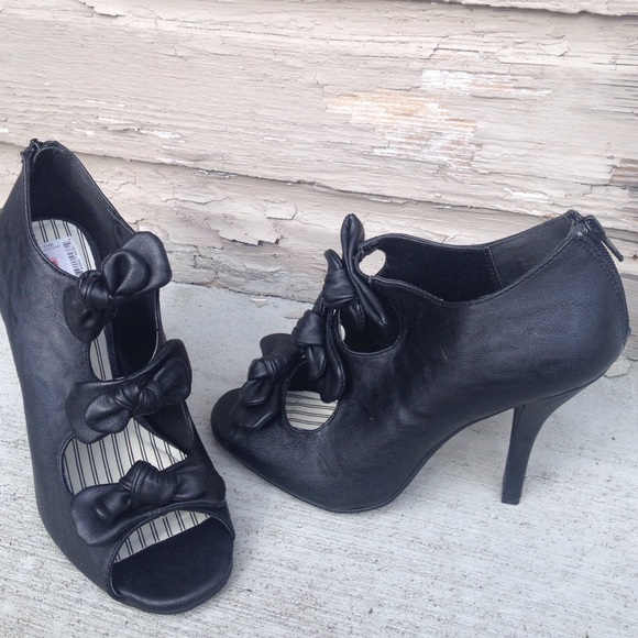 Black leather heels with bows