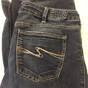 Silver jeans from the buckle