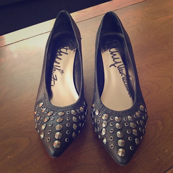 Kathy Van Zeeland kitten heel pumps