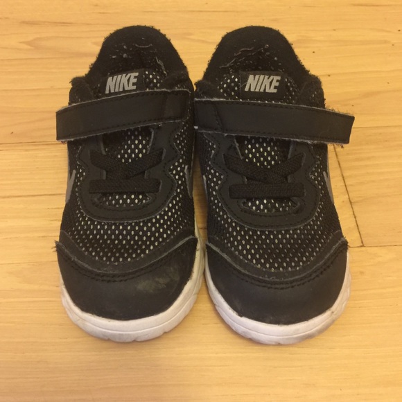 Black Nike sneakers toddler boys size 7