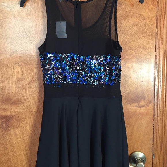 Sequin Dress With Mesh Neckline & Waist - Picture 4 of 4