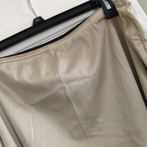 The perfect long 32 inches slips! Cream & black - Picture 2 of 4