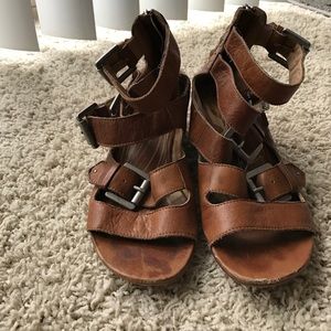 Matiko size 6 zip-up strappy wedge sandles