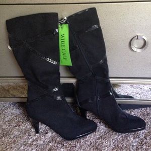 BRAND NEWLow heel black, with shiny strip design.