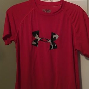 Red Under Armour t shirt