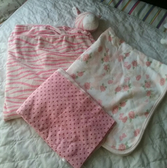 3 warm and cozy blankets bundle  ( negotiable)
