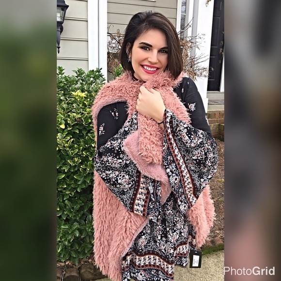 Gorgeous reversible faux fur vest! LAST ONE - Picture 3 of 4