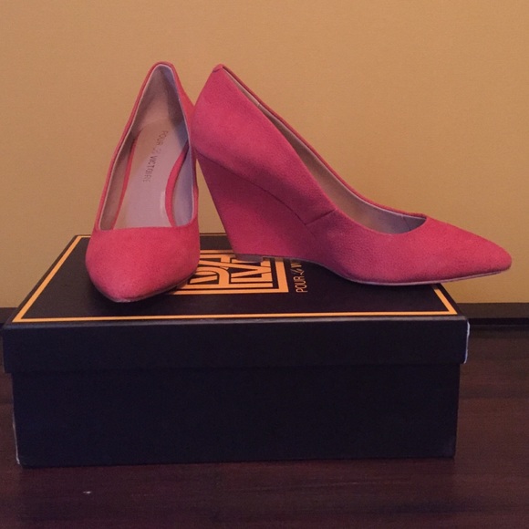 Pour La Victoire Mai coral red nubuck wedge