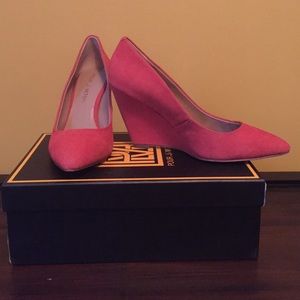 Pour La Victoire Mai coral red nubuck wedge