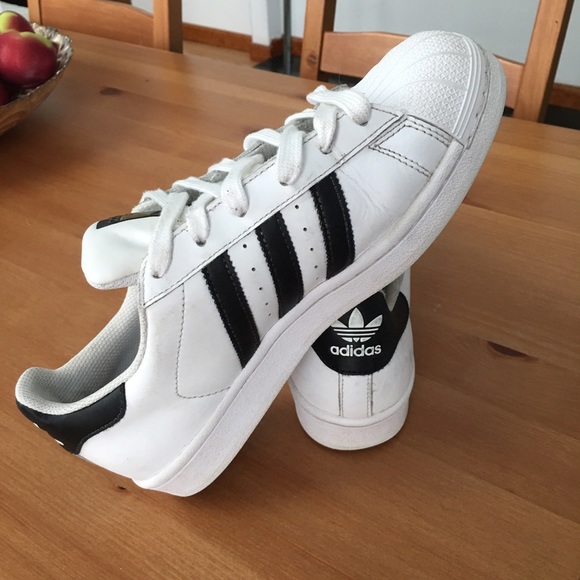 Adidas superstar snickers. Mens size 5.5.