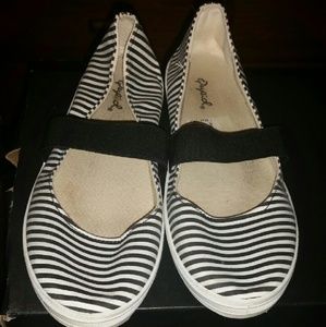 Black and white flats w/elastic band