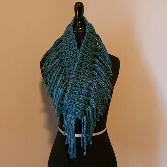 Lions mane fringe cowl - Picture 1 of 3
