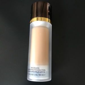 Tom Ford Traceless foundation Bisque 04