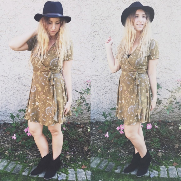 🍃Europe Fling Wrap Dress🍃 - Picture 2 of 4