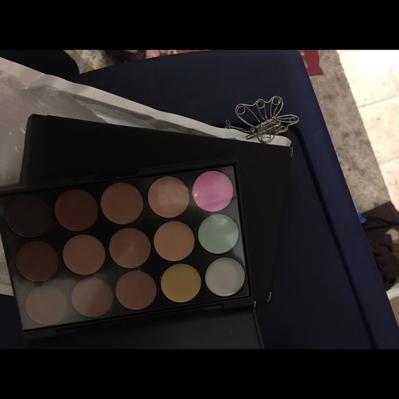 Contouring palette with brush