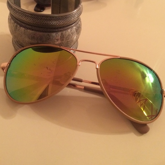 Jessica Simpson aviators