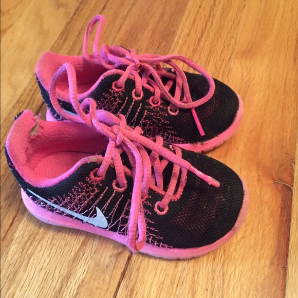 Nike toddler Girls Size 5 Sneakers black/pink