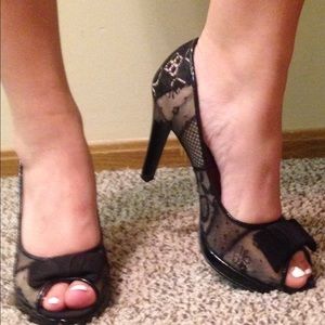 Black lace peep toe pumps