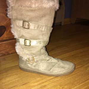 I am selling a pair of size 8 tan justice boots.😝