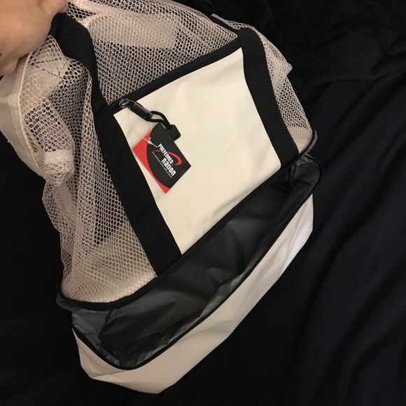 NWT mesh Beach Tote with insulated 12 can cooler - Picture 2 of 3