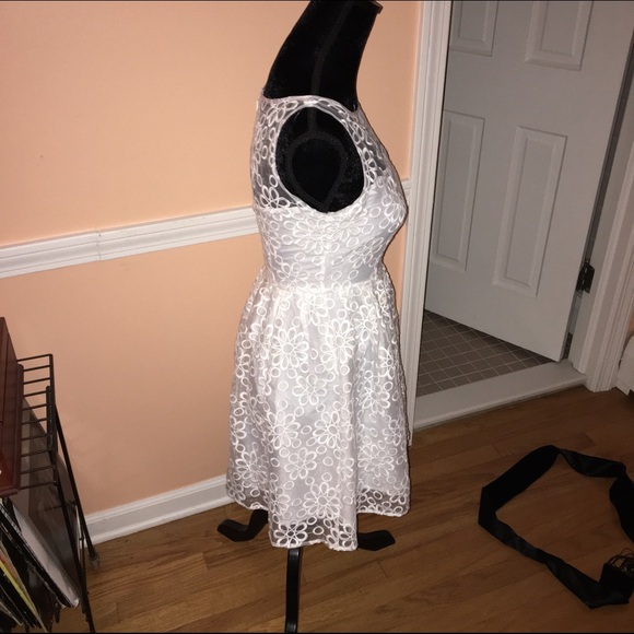 A formal white dress - Picture 2 of 4