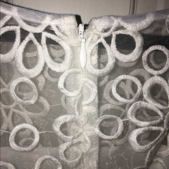 A formal white dress - Picture 3 of 4